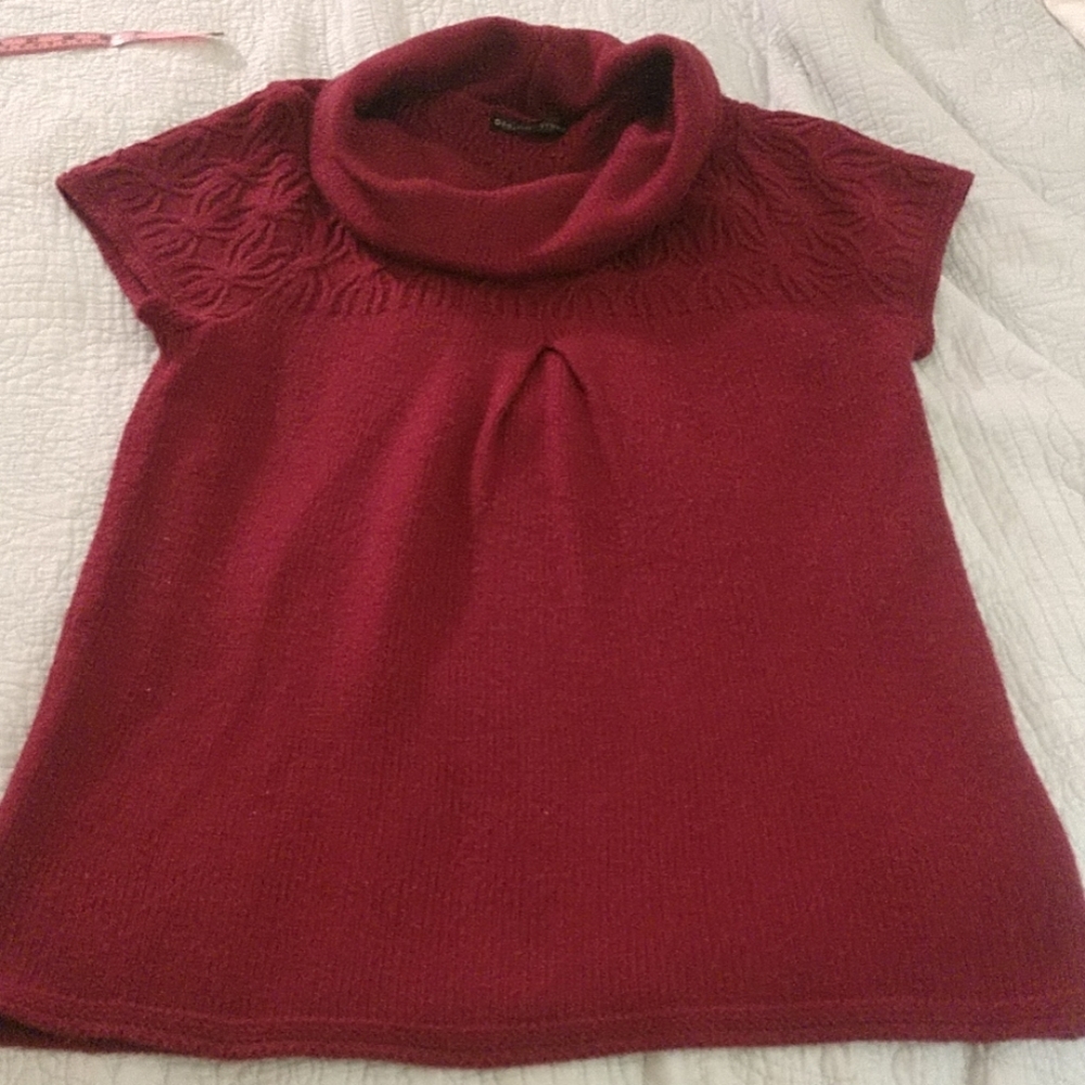 Design History wine colored short sleeve sweater